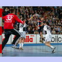 Karabatic attackiert Solberg, vorn Klockmann.