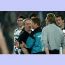 Noka Serdarusic diskutiert mit Schiedsrichter Rieber.