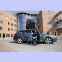 Noch nicht wieder mobil und auf den Fahrdienst seiner Freundin angewiesen: Der �sterreicher Viktor Szilagyi steigt nach seinem Arzt-Besuch auf dem Beifahrersitz seines Audis ein.