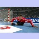 Kiels dritter Torwart Dennis Klockmann dehnt sich w�hrend der Halbzeitpause.