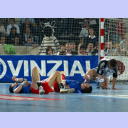 Hartes Derby: Die beiden HSV-Spieler Krzystof Lijewski (links) und Guillaume Gille (mitte) sowie  Marcus Ahlm (rechts) liegen allesamt am Boden.