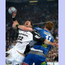 Nikola Karabatic wird von Volker Zerbe attackiert.