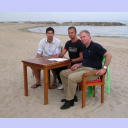 Vertragsunterzeichnung zwischen dem THW Kiel und Thierry Omeyer am 27.06.06 am Strand bei Montpellier. Links Karabatic, rechts Schwenker.