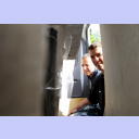 THW-Neuzugang Dominik Klein (rechts) entl�dt gemeinsam mit seinem Vater Theo den M�belwagen.