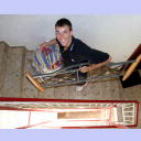 THW-Neuzugang Dominik Klein schleppt seine M�bel durch das Treppenhaus in seine neue Wohnung, die er Ende Juni in Melsdorf vor den Toren Kiels bezogen hat.