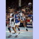 Andersson zieht ab, Linders schaut zu.