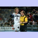 Pelle Linders mit Schiedsrichter Hagen Becker.