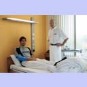 Dr. Frank Pries untersucht Nikola Karabatic.