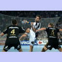 L�vgren bricht zwischen Lackovic und Nielsen durch.