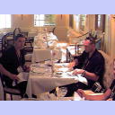 Kretzsche (Stefan Kretzschmar) und Blacky (Christian Schwarzer) beim Essen.