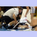 Stefan L�vgren verletzt am Boden.