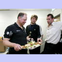 Casey reicht Schnittchen.