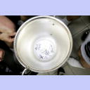 Einige Spieler verewigten sich auf dem Boden des Pokals.