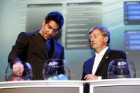 CL-Gruppenauslosung Nikola Karabatic als "Gl�cksfee" neben EHF-Generalsekret�r Michael Wiederer.