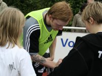 Besonders die Neuzug�nge - hier B�rge Lund - mussten viele Autogrammw�nsche erf�llen.