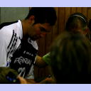 Die Autogrammj�ger schlagen zu.