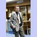 Daniel Wessig in seiner Ausbildungsstelle, der Kieler Volksbank.