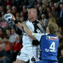 Ales Pajovic wird von Felix Lobedank attackiert.