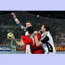 Jicha und L�vgren stoppen Tzimourtos.