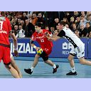 Andersson attackiert Vuckovic.