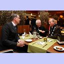 Business-Lounge-Er�ffnung: Die Architekten Robert St�er (links) und Knud Schnittger unterhalten sich mit dem ehemaligen schleswig-holsteinischen Wirtschaftsminister Dietrich Austermann.