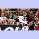 Didier Dinart attackiert Christian Zeitz.