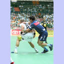 Filip Jicha wird attackiert.