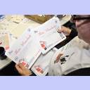 Geschenke f�r den Wunschweihnachtsbaum werden gepackt.