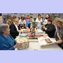 Geschenke f�r den Wunschweihnachtsbaum werden gepackt.