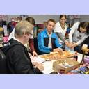 Geschenke f�r den Wunschweihnachtsbaum werden gepackt.