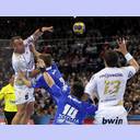 Christian Zeitz passt auf Marcus Ahlm.