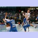 Filip Jicha wird attackiert.