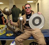 Der Trainer und die Ernte der erfolgreichsten Saison in der Vereinsgeschichte. Alfred Gislason pr�sentiert stolz die Champions-League-Troph�e, den DHB-Pokal und die Meisterschale.