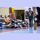 Alfred Gislason freut sich, nachdem sein Team eine Wette verloren hat und Liegest�tzen machen muss.