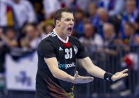 Dominik Klein beschwert sich bei den Unparteiischen.