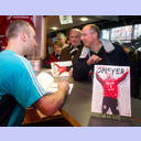 Thierry Omeyer signiert sein Buch.