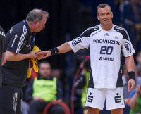 Uwe Brandenburg ist zur Stelle wenn ein Zebra - hier Christian Zeitz - Hilfe braucht.