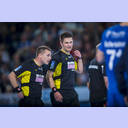 Schiedsrichter Sebastian Grobe und Adrian Kinzel.