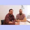 Viktor Szilagyi und Pavel Horak bei der Vertragsunterzeichnung.