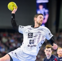 Hendrik Pekeler in action.